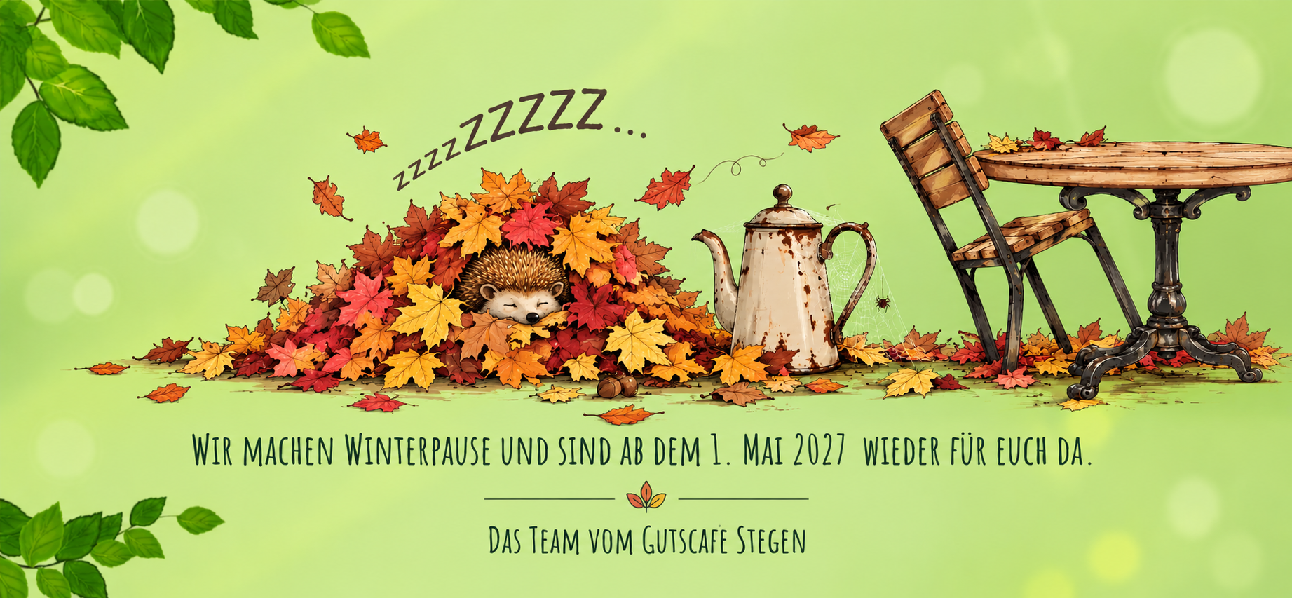 Ein schlafender Igel in buntem Herbstlaub, eine antike Kaffeekanne mit Spinnennetz und ein angelehnter Stuhl am Cafétisch. Wir machen Winterpause und sind ab dem 1. Mai 2027 wieder für euch da. Das Team vom Gutscafé Stegen.